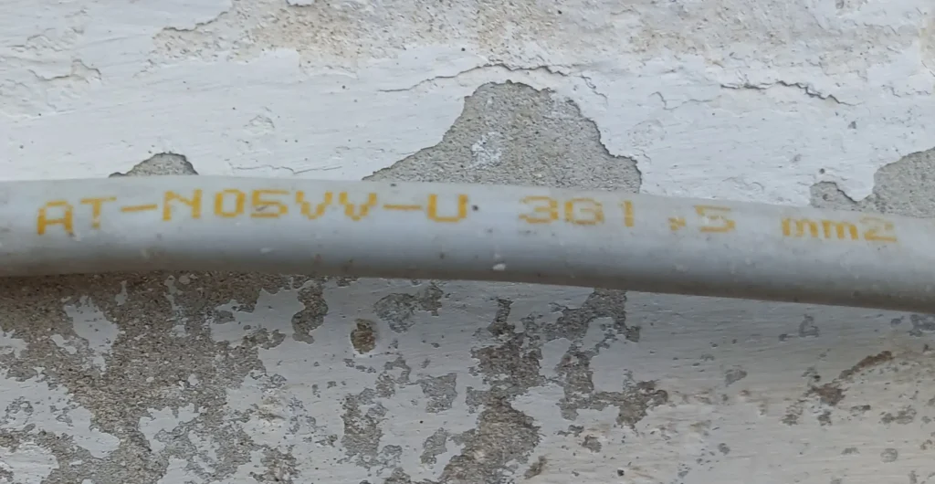 Szétporladt PVC kültéri elektromos kábel az UV sugárzástól